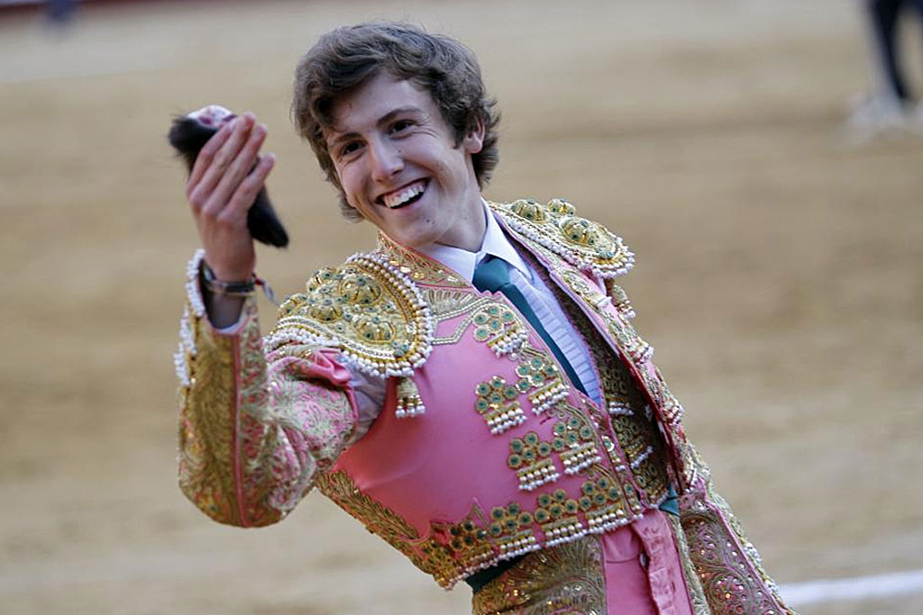 Román viene cargado