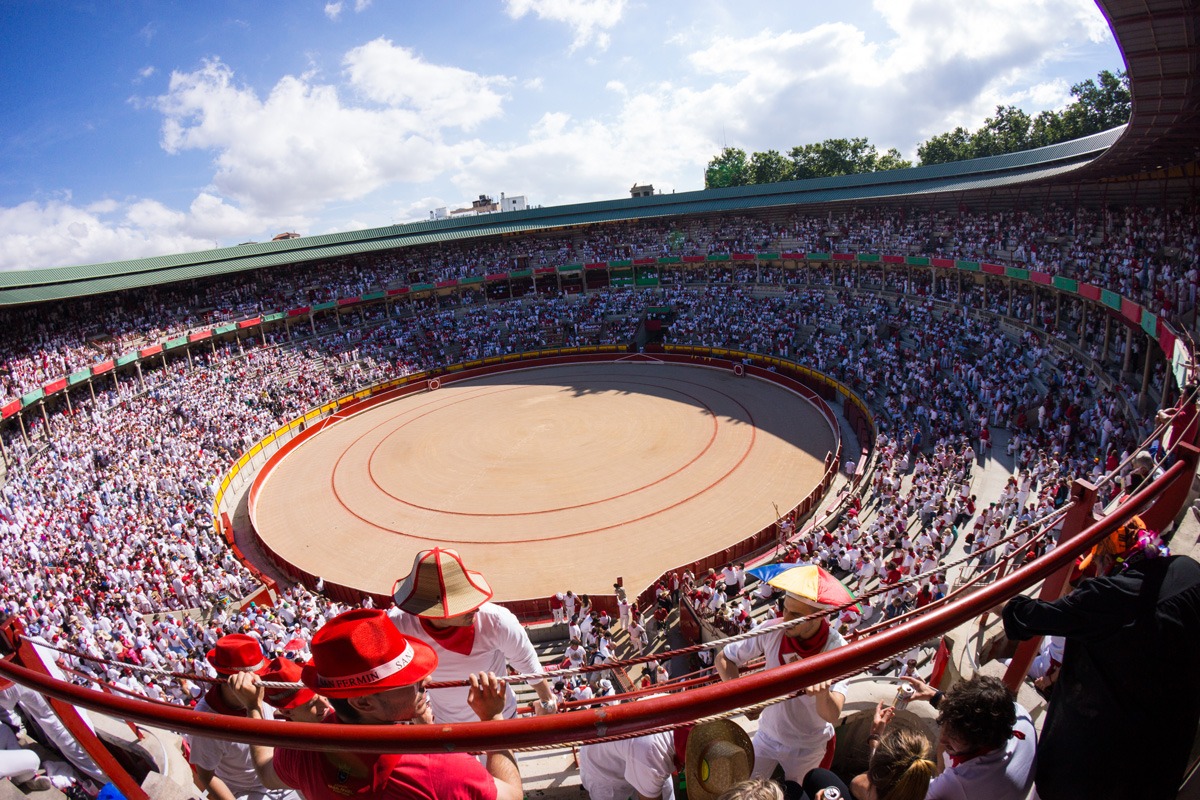 La feria de San Fermín con carteles