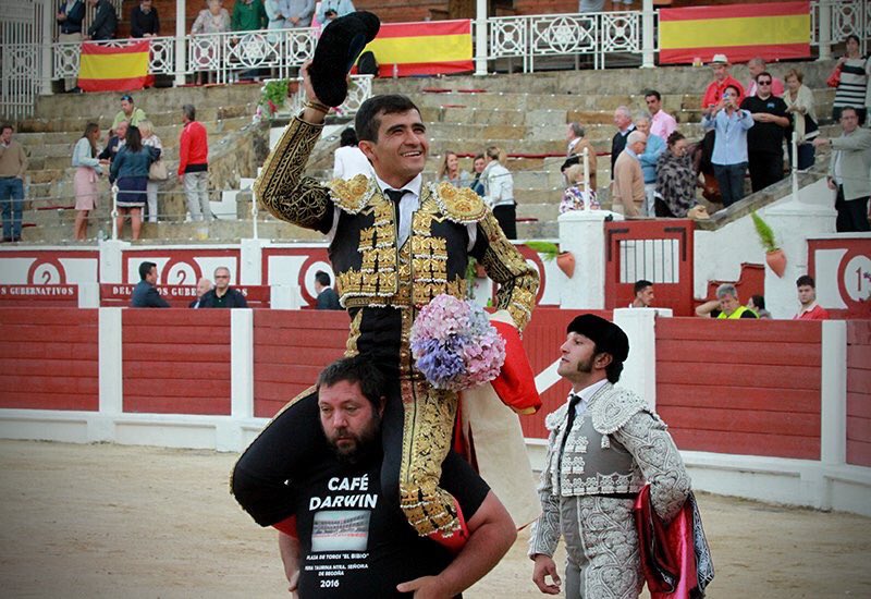 Puerta grande de Joselito Adame y oreja para Robleño en Gijón.