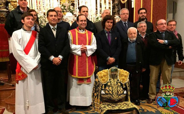 Morante de la Puebla dona su traje del triunfo en Sevilla a la Hermandad del Baratillo