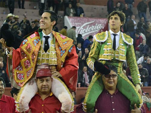 Roca Rey a hombros con Silveti