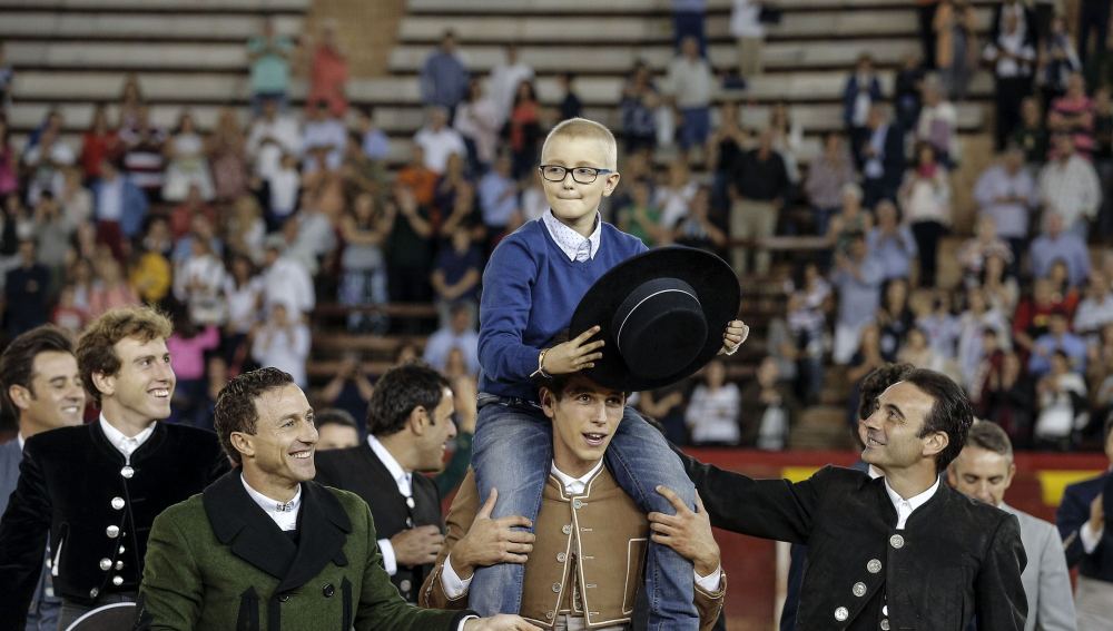 Dos detenidos por delitos de odio e injurias contra Adrián