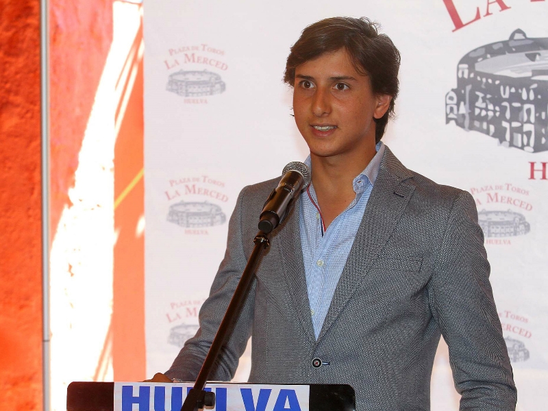 Roca Rey apadrina la clase práctica de huelva