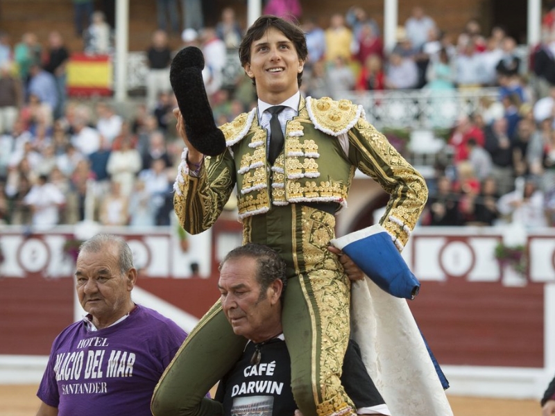 Roca Rey debuta en Gijón con un gran triunfo