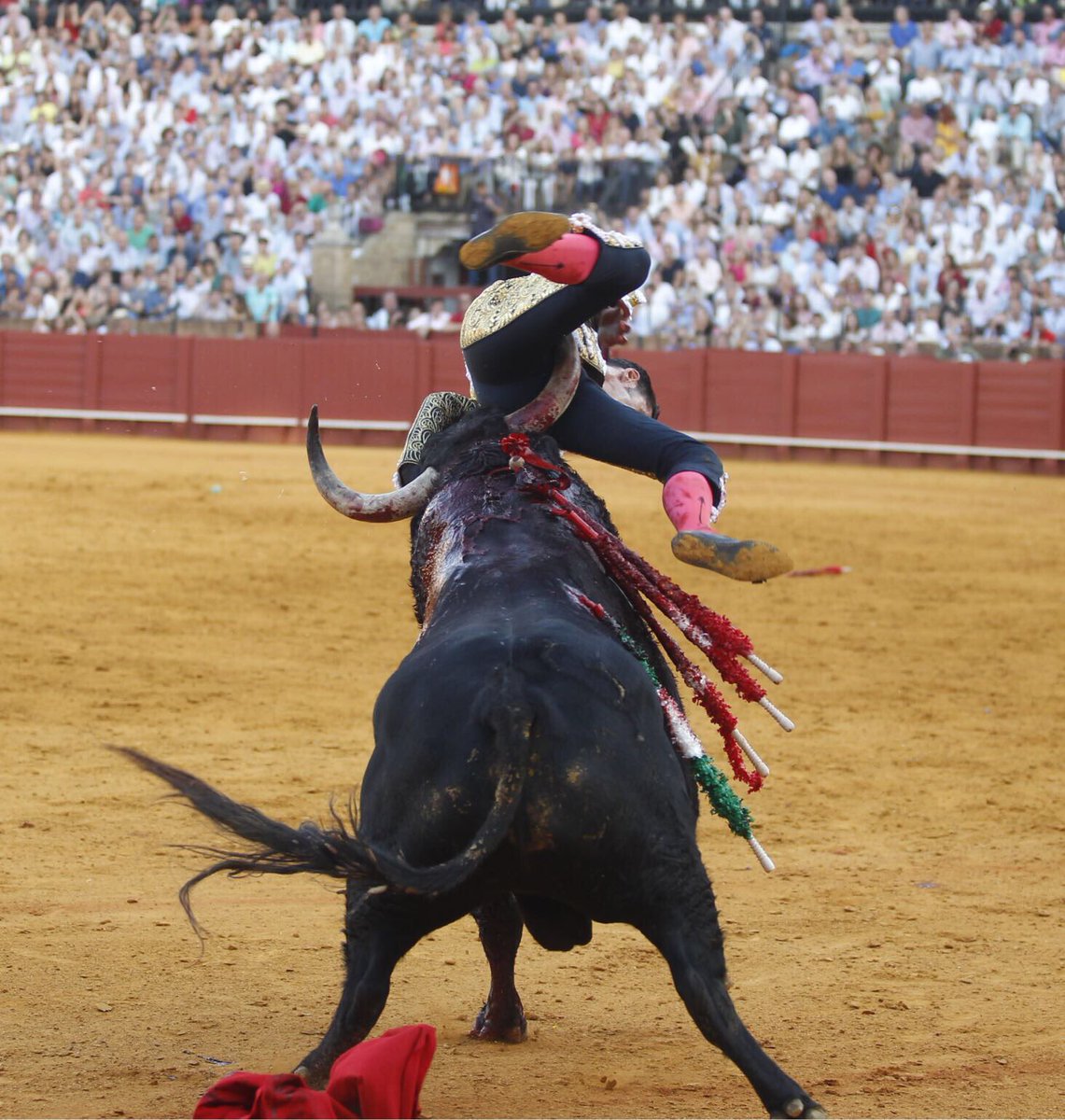 Talavante roza la tragedia en Sevilla