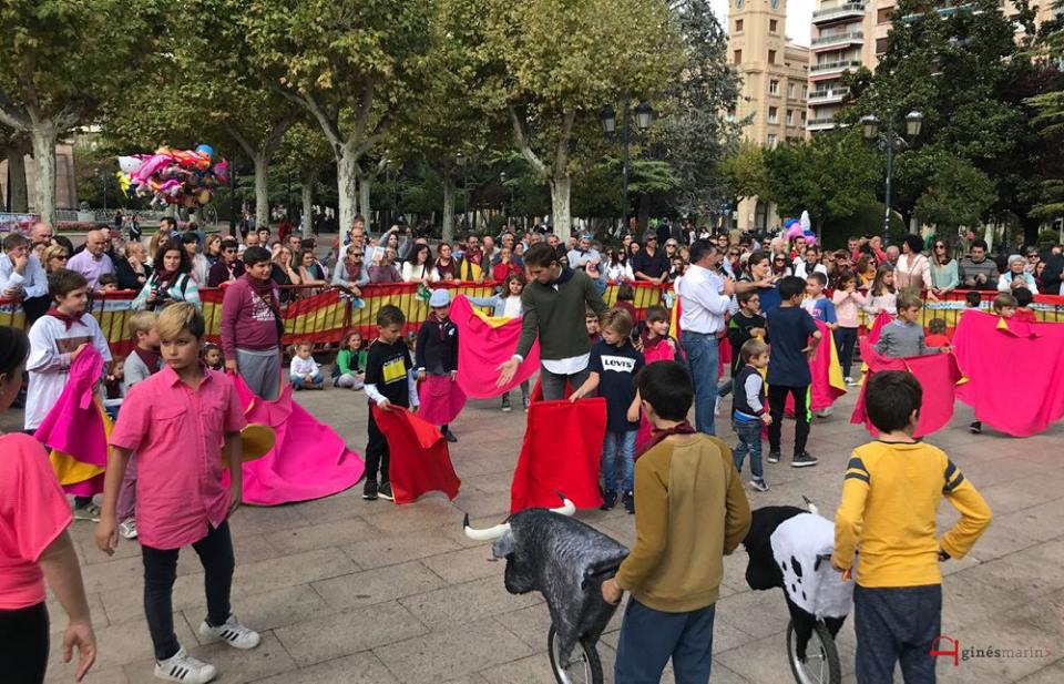 Ginés Marín juega al toro con los niños en Logroño