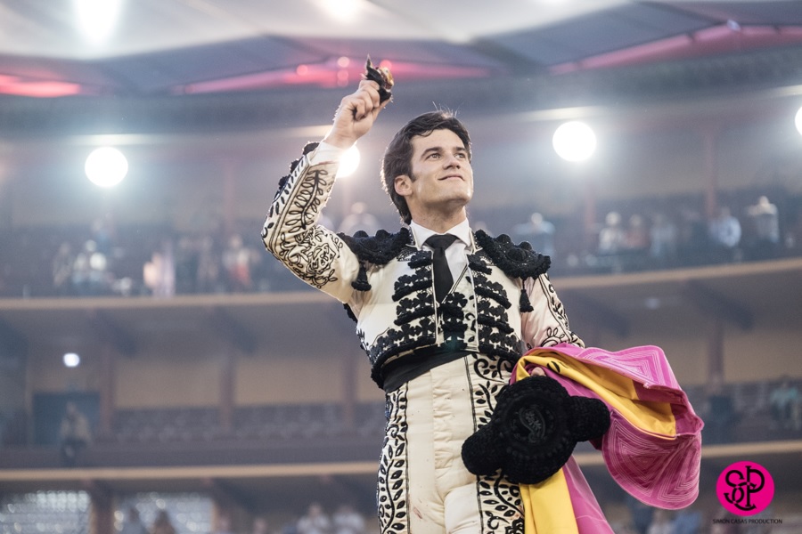 Triunfo a sangre y fuego de Garrido, Valadez oreja de estreno