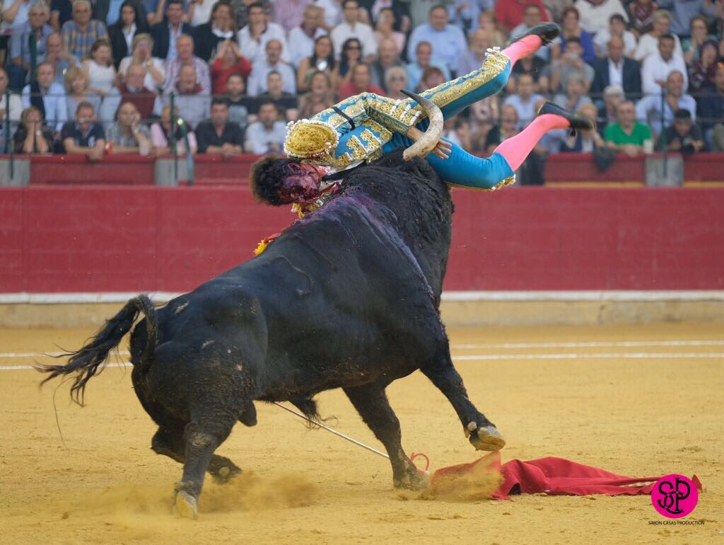 Cayetano cornada grave de tres trayectorias en Zaragoza