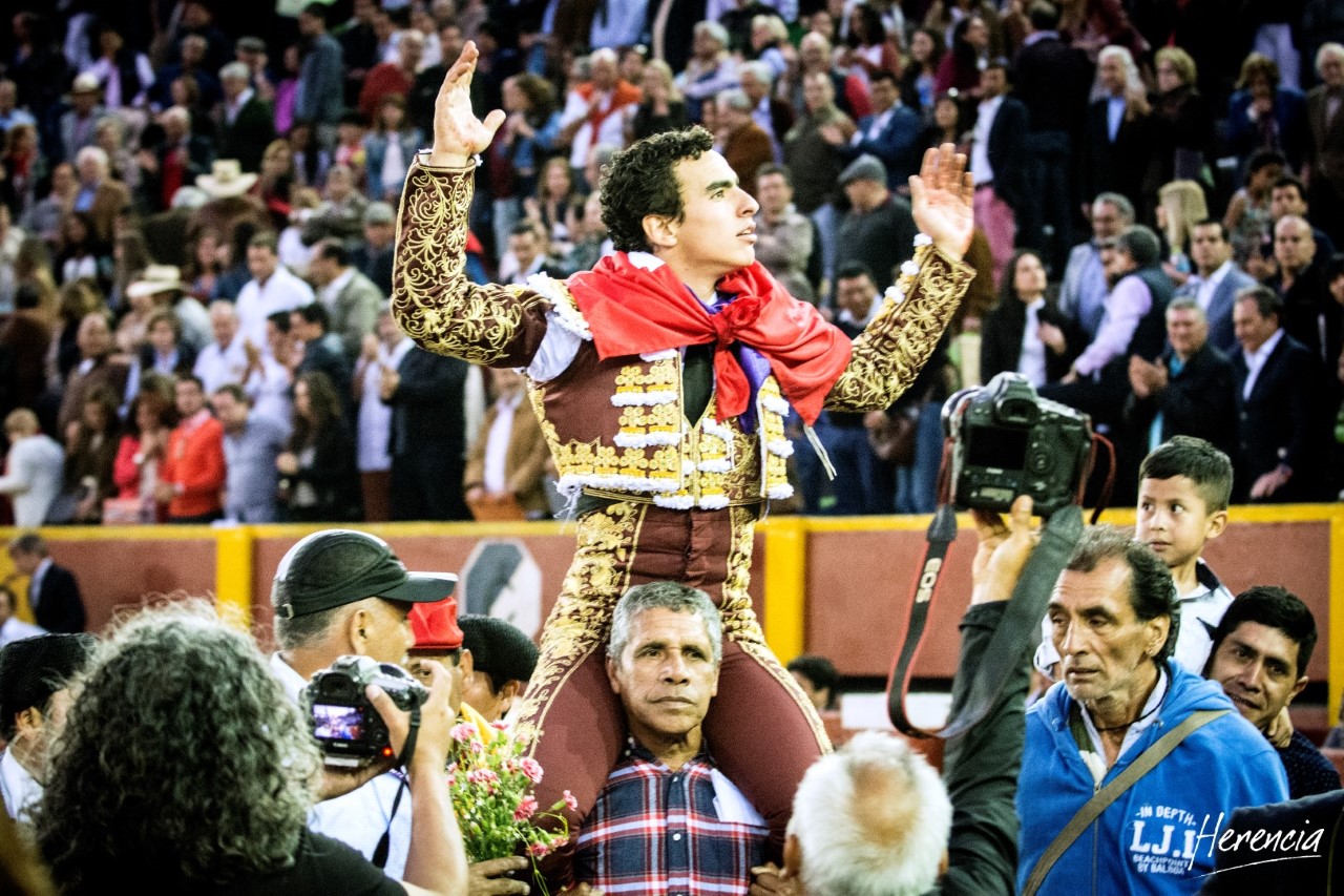 Galdós rinde Acho a sus pies