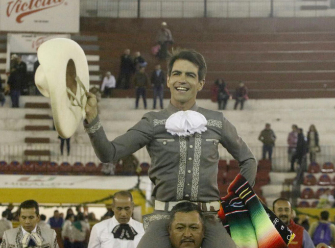Triunfal reaparición de Arturo Macías en la corrida charro