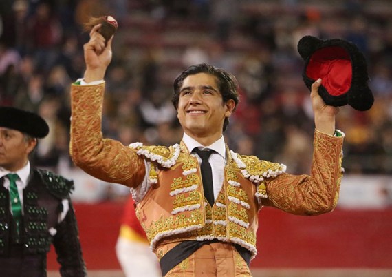 Luis David Adame se lleva la tarde en La México