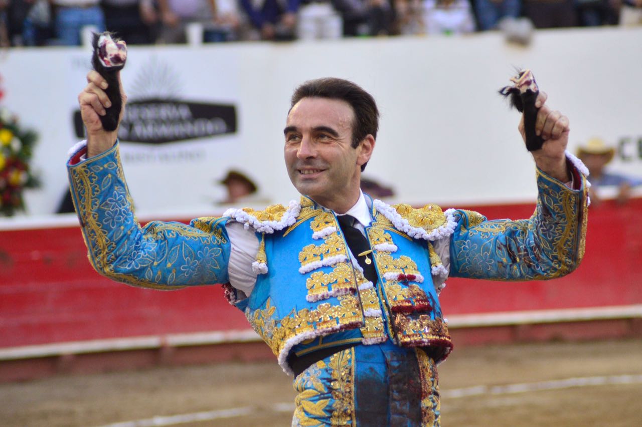 Enrique Ponce enamora a Autlán