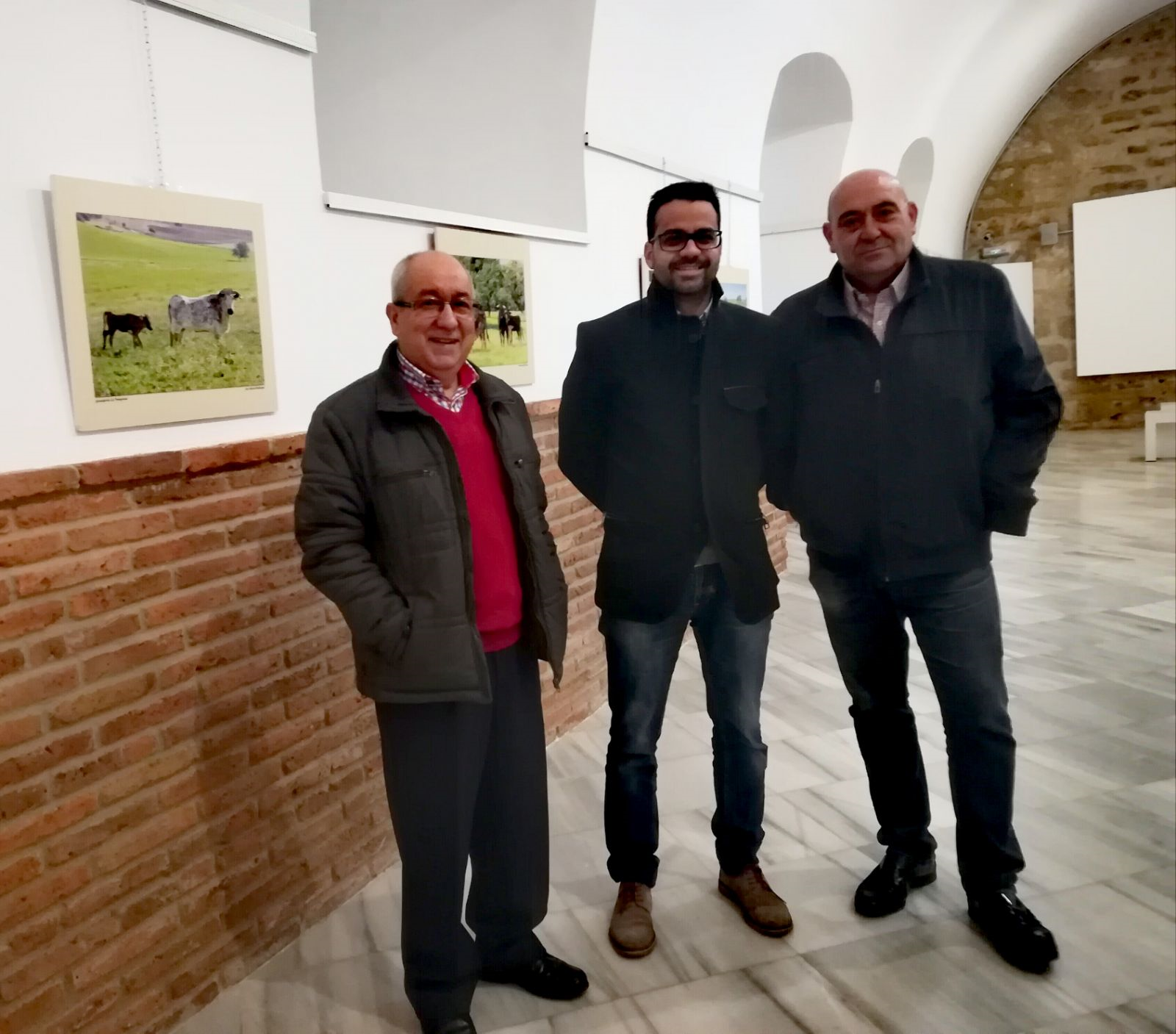 Inaugurada en Olivenza la exposición fotográfica “Toros y Dehesa de Extremadura”