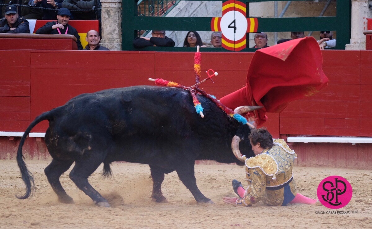 Román sufre una cornada de 20 cm en Valencia