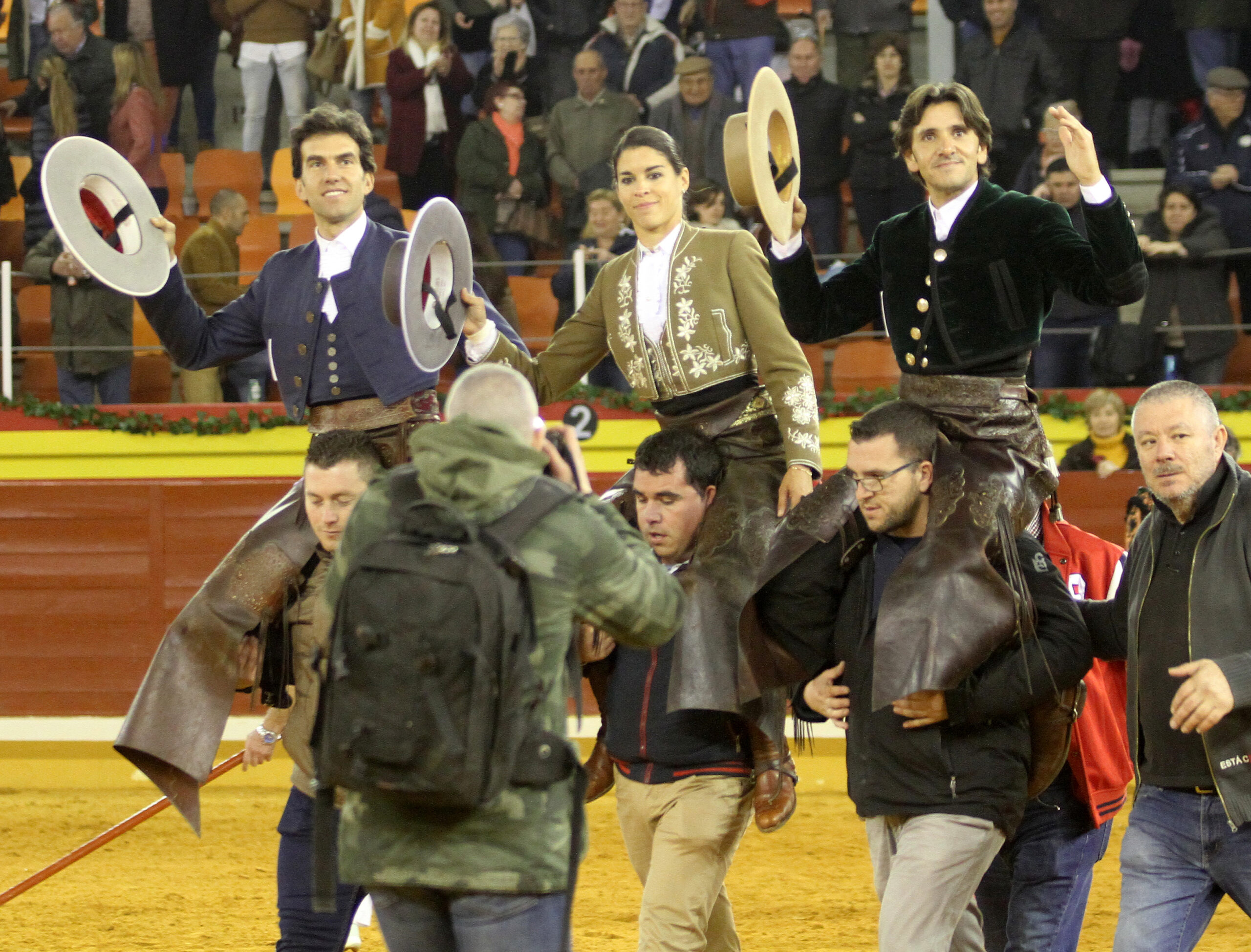 Triple puerta grande en la despedida del Milagro