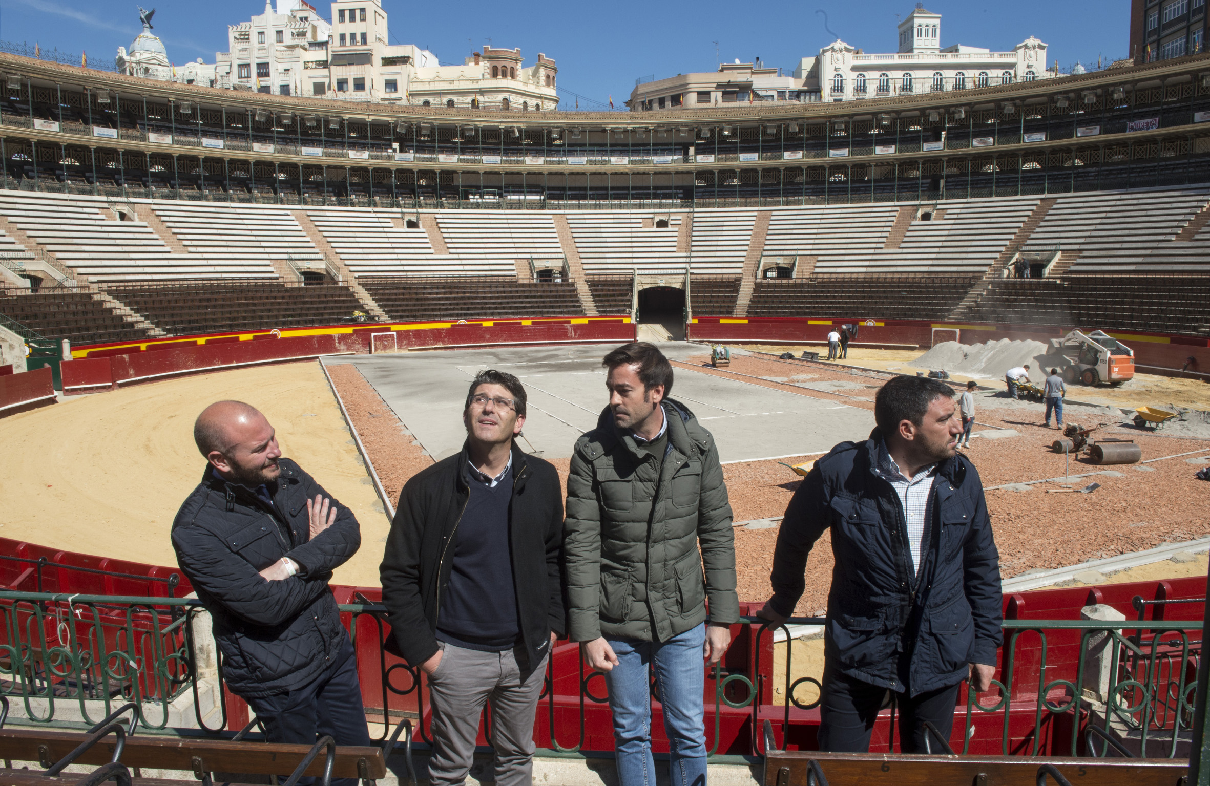 La plaza de toros de Valencia se enfunda de tierra batida