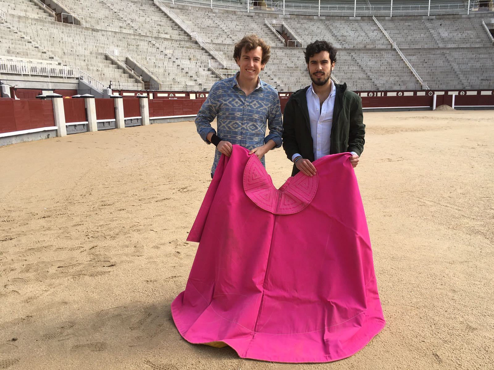 Entregado el capote de Román del concurso de Plaza 1