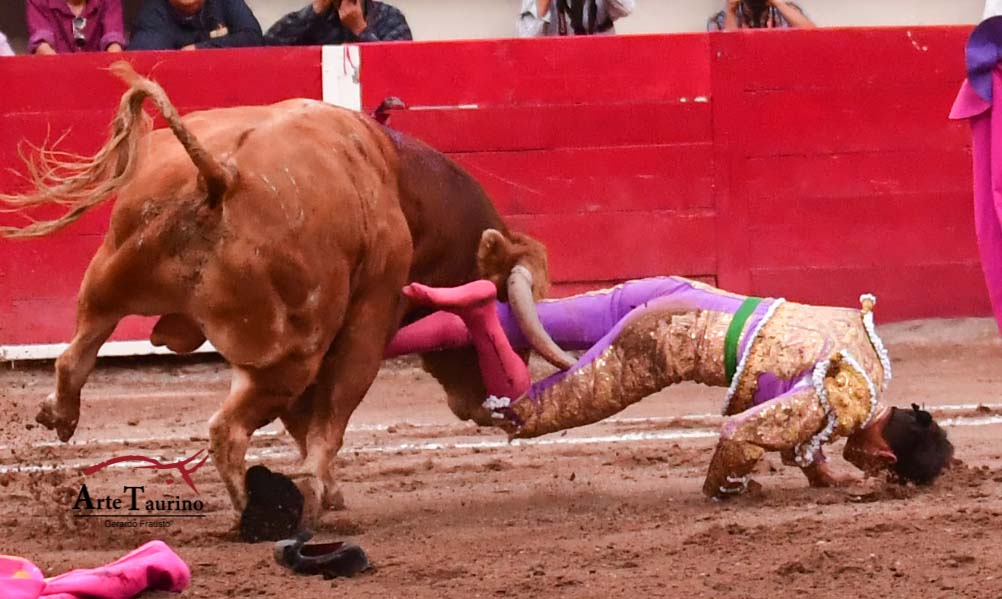 Arturo Macías sufre fuerte cornada en Aguascalientes