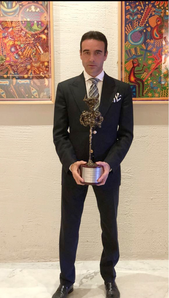 Enrique Ponce recoge el premio Minotauro en México