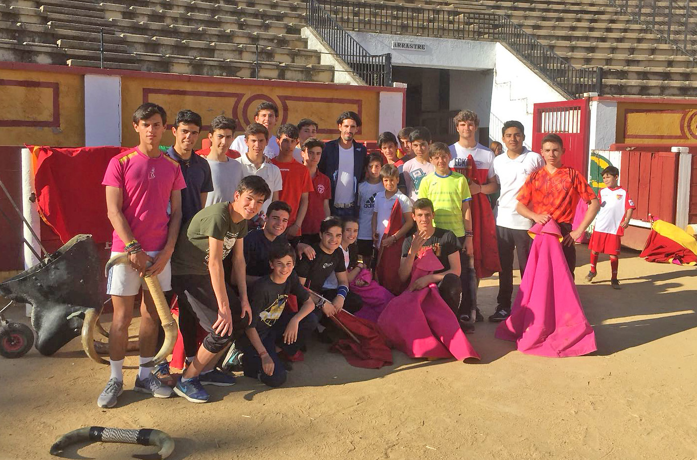 Talavante sorprende a los alumnos de la escuela de Badajoz