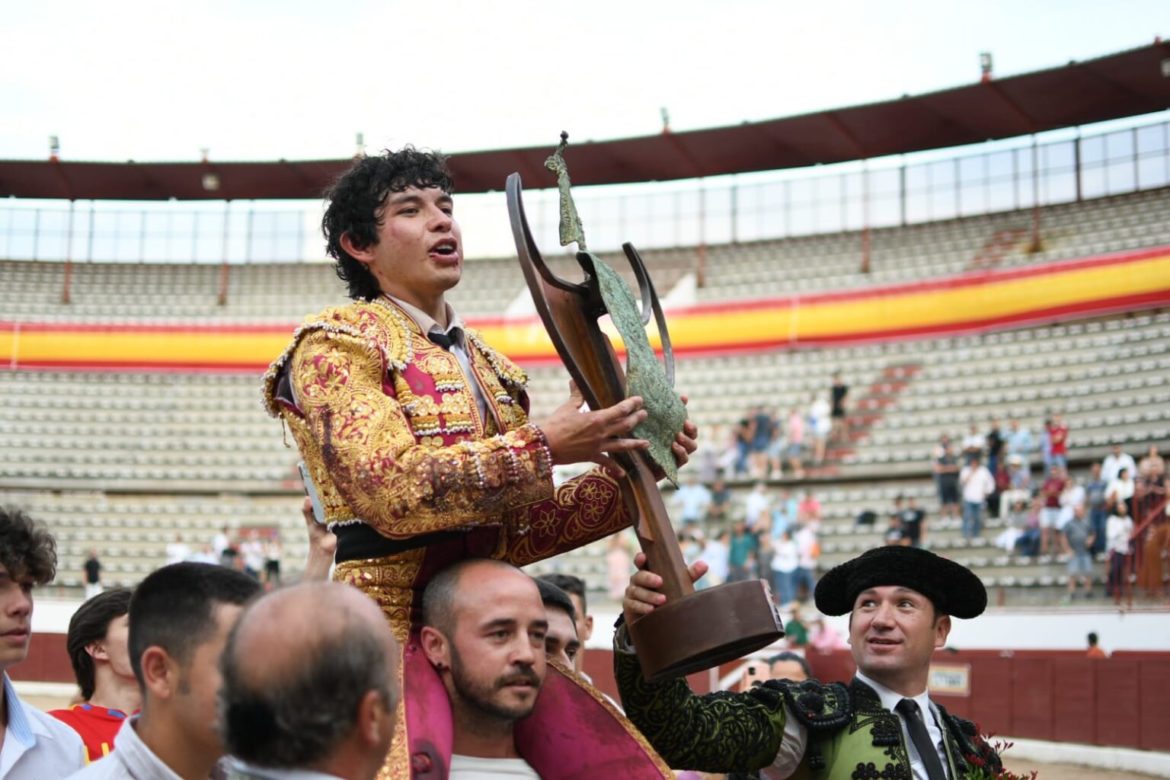 Isaac Fonseca fue capaz de torear la final de la Copa Chenel con una importante cornada