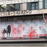 El Excelentísimo Club Taurino de Bilbao ha aparecido vandalizado a primera hora de esta mañana